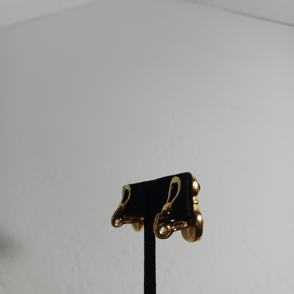 Monet Vintage Jewelry Clip On Earrings Gold Tone - Picture 3 of 7